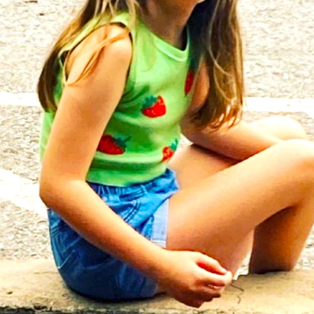 Really cute great for Summer sleeveless green tank top only wore once this day:)